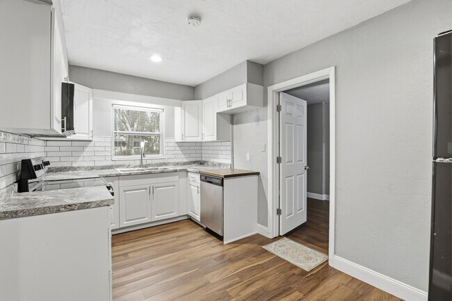 Building Photo - Beautiful, renovated 3 bedroom 1 bath home