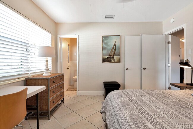 Building Photo - 2109 NE 26th St