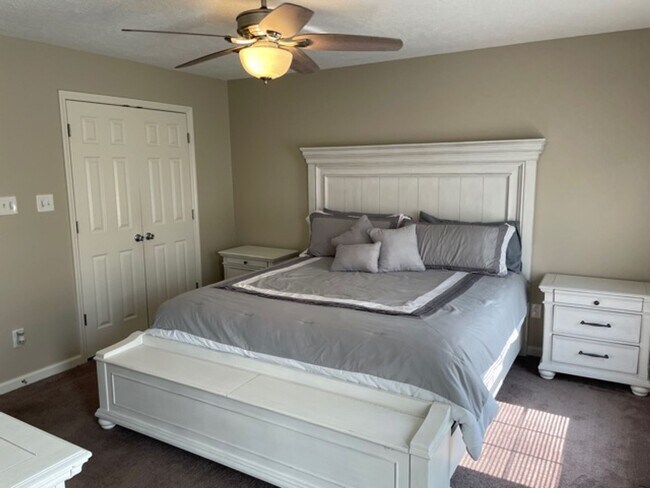 Building Photo - Quaint setting, One Level 3BR/ 2BA 2-Car Garage Condo