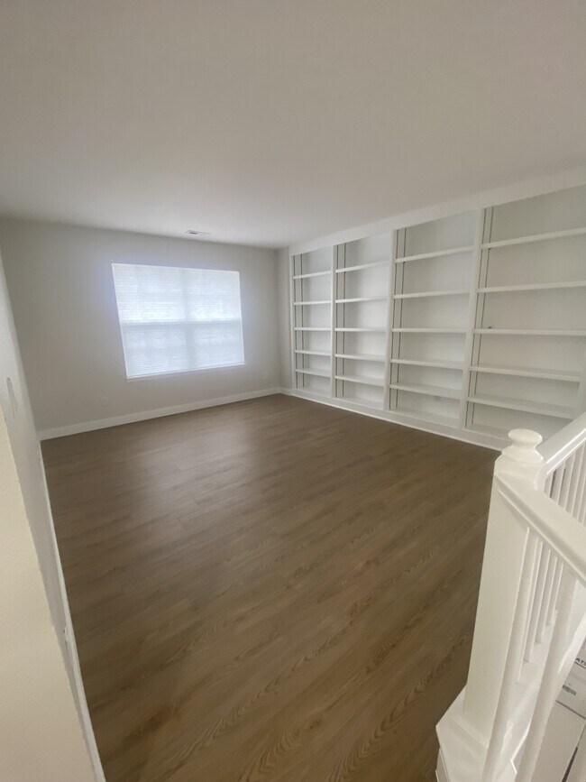 Building Photo - 1341 N Stratton Ave