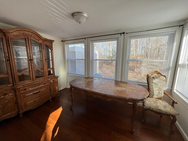 Building Photo - 904 Middle St