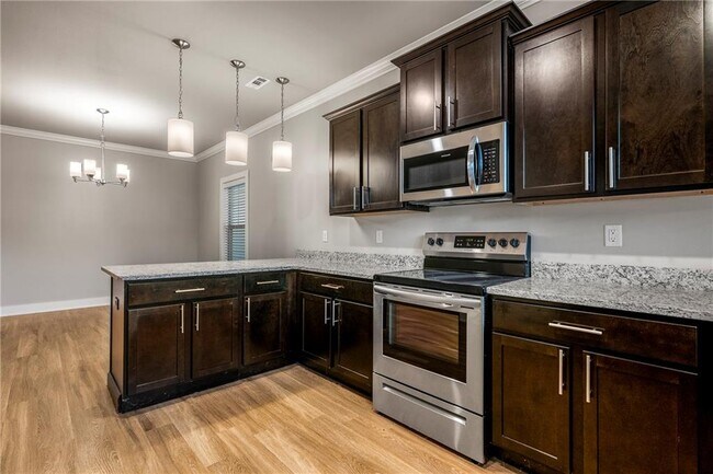 Building Photo - 815 NE Hts Ln