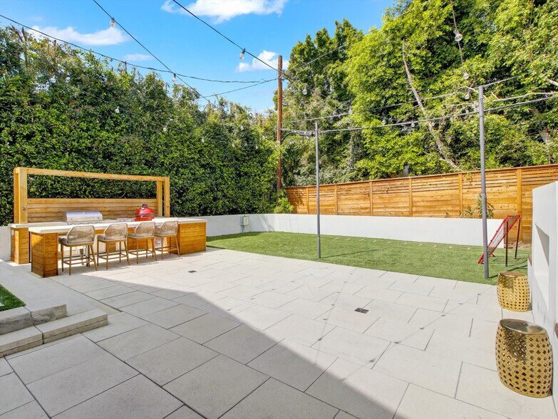 Building Photo - 10593 Kinnard Ave
