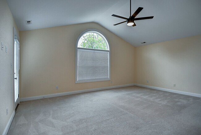 Building Photo - MOVE IN READY! GORGEOUS HOME IN CHESAPEAKE!