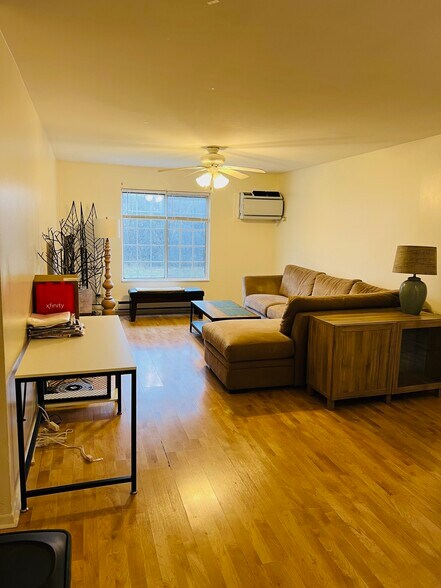 Living room - 653 Swan Dr