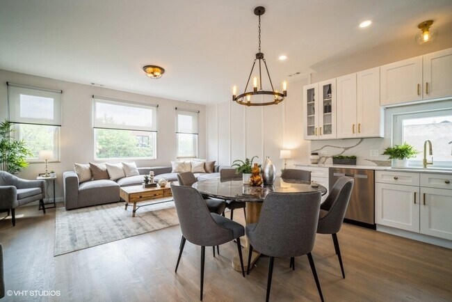 Building Photo - 1100 S Western Ave