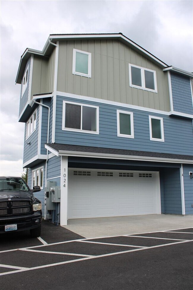 Building Photo - 2 bedroom 2 bathroom Brand  New Construction