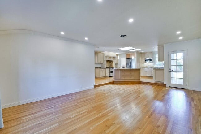 Building Photo - Beautiful 4 bedroom, 3 bath in desirable C...