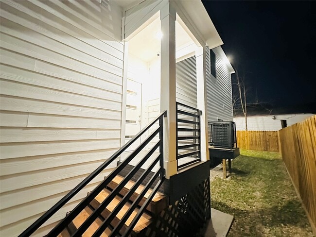 Building Photo - 610 E 41st St