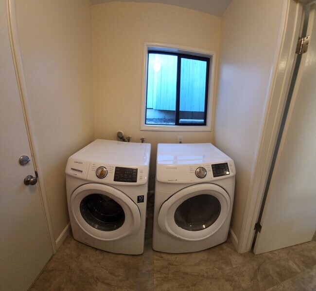 Building Photo - 5 Bedroom 3 bathroom in close proximity to POLY CAMPUS!