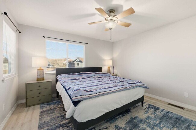 Building Photo - "Spacious 3-Bedroom Haven with 2.5 Baths in Aurora – 1,860 Sq Ft of Comfort and Style!"