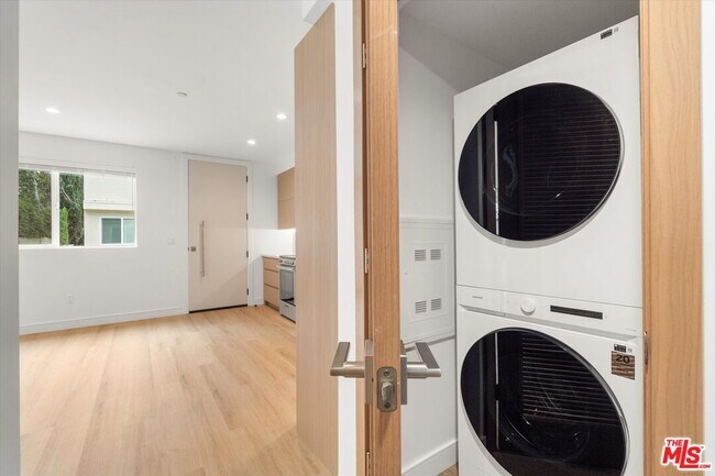 Building Photo - 11023 1/2 Blix St