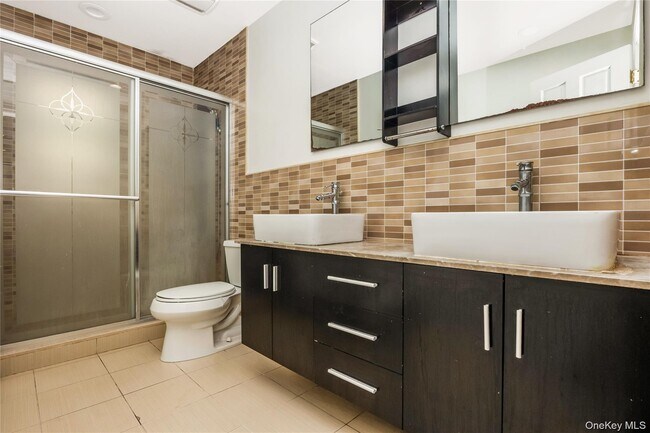 Building Photo - 6 Village Dr