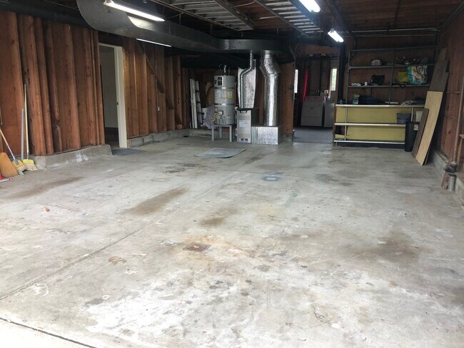 2+ car garage - 280 Prague St