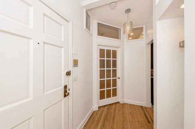 Building Photo - 1327 W Addison St