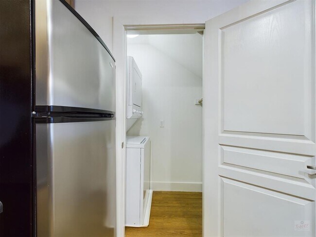 Building Photo - 711 W 32nd St