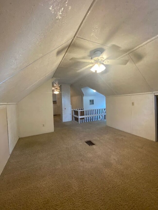 Building Photo - $2,200 | 3 Bedroom, 1.5 Bathroom House | P...