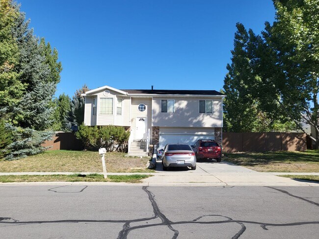 Building Photo - 975 E 170 N