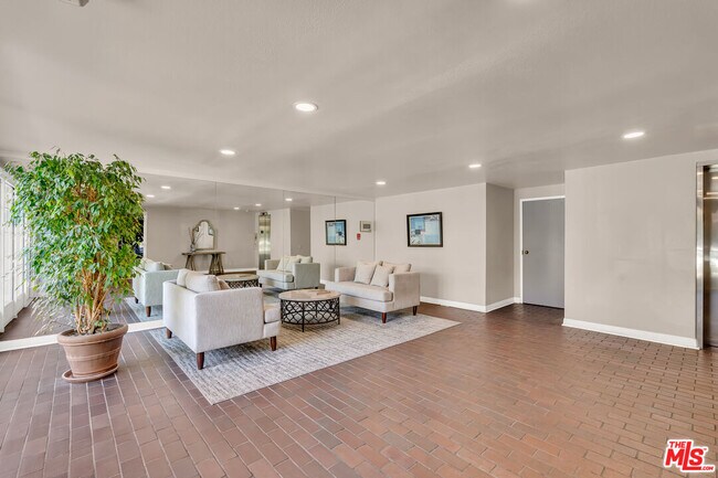 Building Photo - 2219 S Bentley Ave