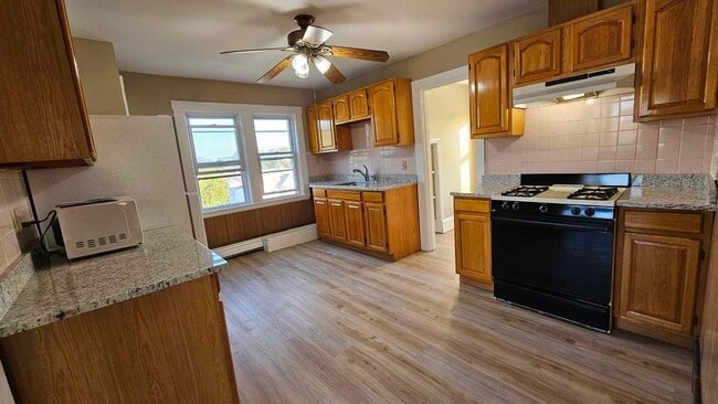 Building Photo - 9 Sanger St