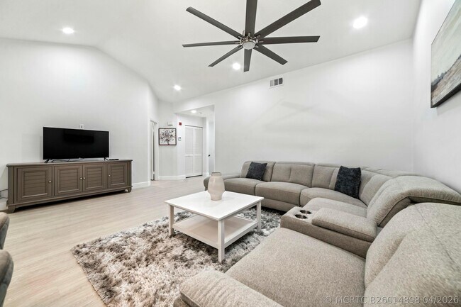 Building Photo - 6553 Via Regina