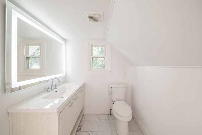 Building Photo - Updated Tremont 1 Bedroom