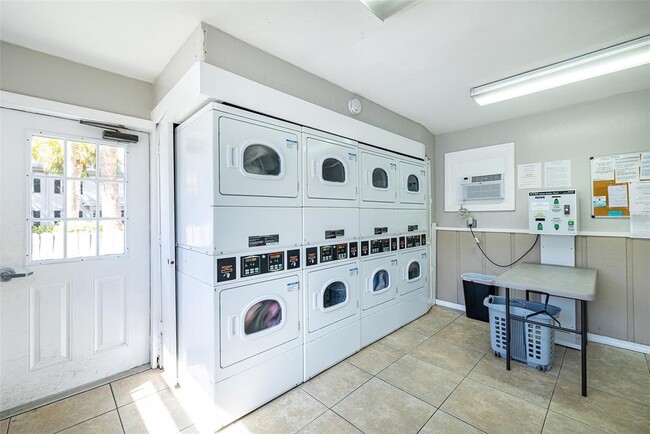 Building Photo - 6950 Avenue Des Palais