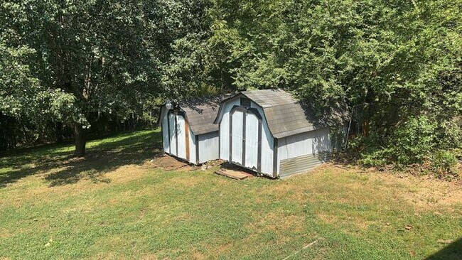 Building Photo - 3 Bedroom 1 Bathroom Renovated House with Fenced Yard