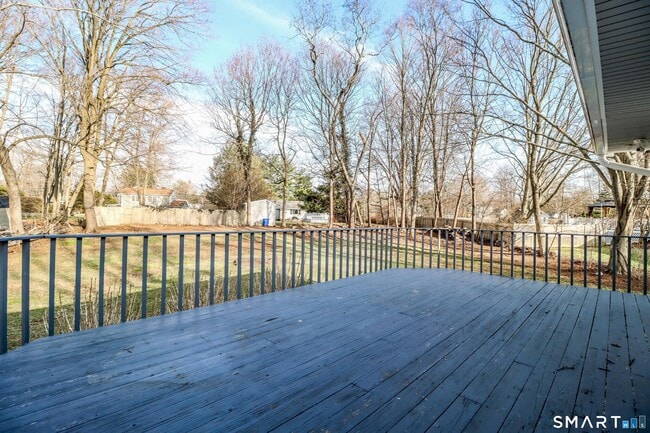 Building Photo - 8 Stonecrop Rd S