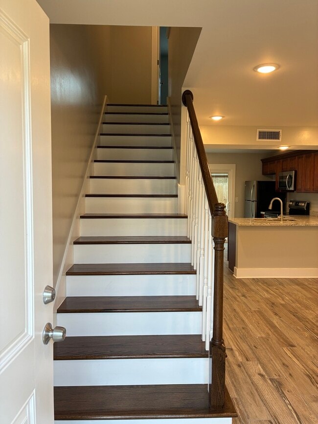 Building Photo - Beautiful 2/1.5 townhouse