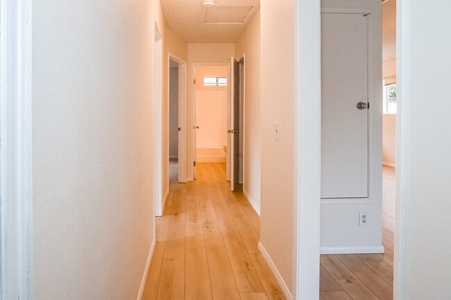 Building Photo - Detached home centrally located in Linda V...