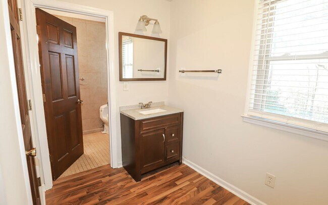 Building Photo - 809 Houndslake Dr