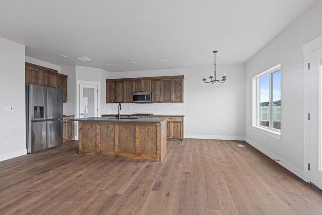 Building Photo - Modern 6 Bed, 4 Bath Twin Home in Sugar City!