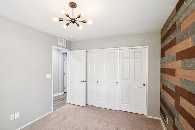 Building Photo - Beautiful 3 Bedroom Townhome With Stunning Mountain Views