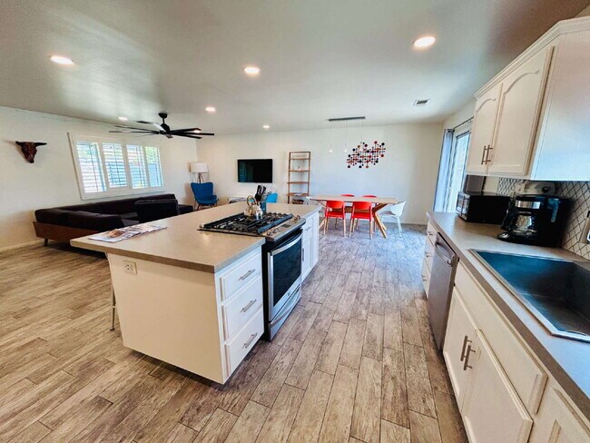 Building Photo - Charming 3 Bedroom House with Pool in Friendly Hills, Joshua Tree