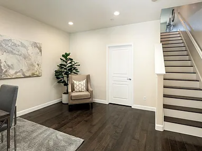 Building Photo - Stunning Executive Townhome with Dual Prim...