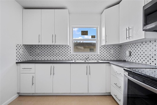 Building Photo - 3100 Coral Springs Dr