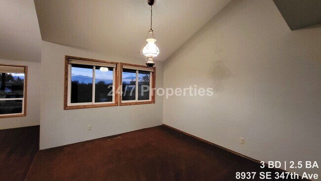 Building Photo - Not-So-Boring Living - 3BD Home with a View of Mt. Hood