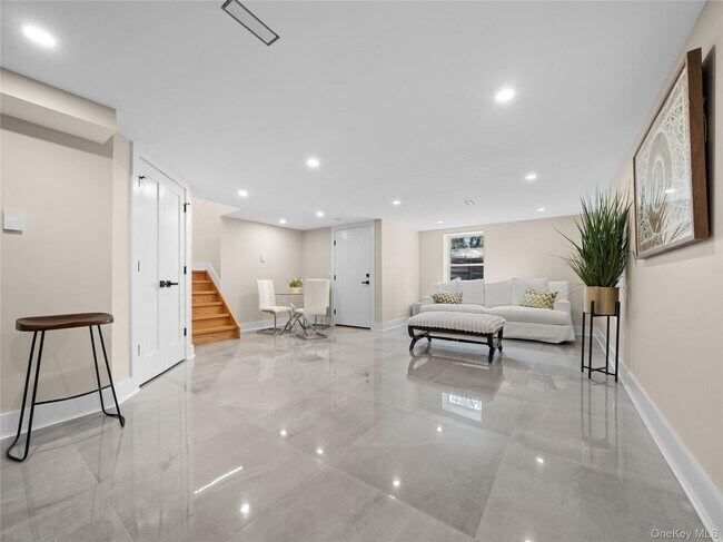 Building Photo - 5 N Hills Rd