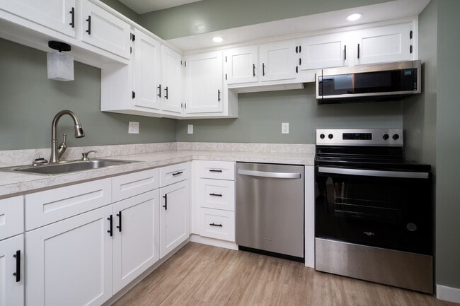 Building Photo - 3 Bed/1 Bath duplex