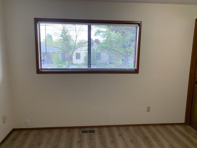 Building Photo - 3 Bed 2 Bath House~ Kenton Neighborhood~ Large Trees plus  W/D Hook Ups!