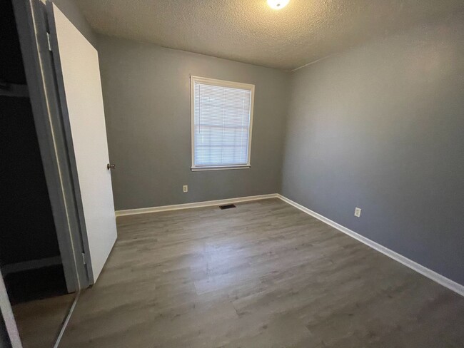 Building Photo - Renovated 3 Bed / 1 Bath Brick Ranch in Ea...