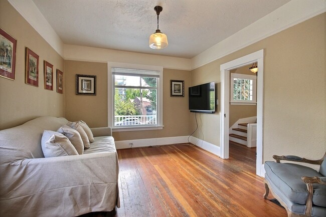Building Photo - Charming Victorian home with private driveway