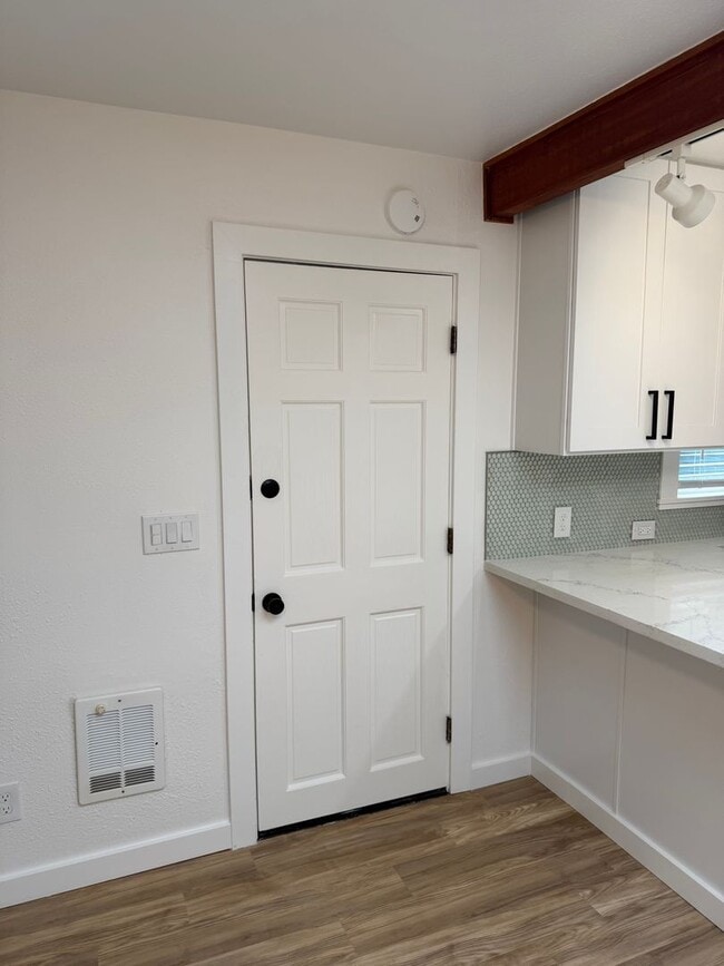 Building Photo - Luxury 2 bedroom 1 bath duplex in a great neighborhood!