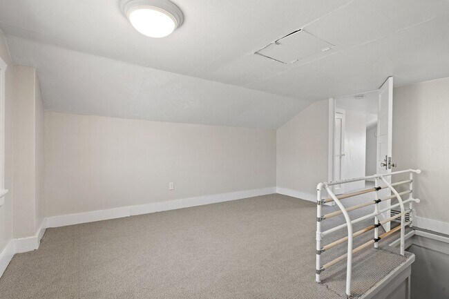 Building Photo - 709 McKenzie Ave