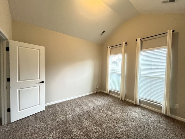 Building Photo - Stylish 3-Bed Home with Bonus Room & Private Backyard