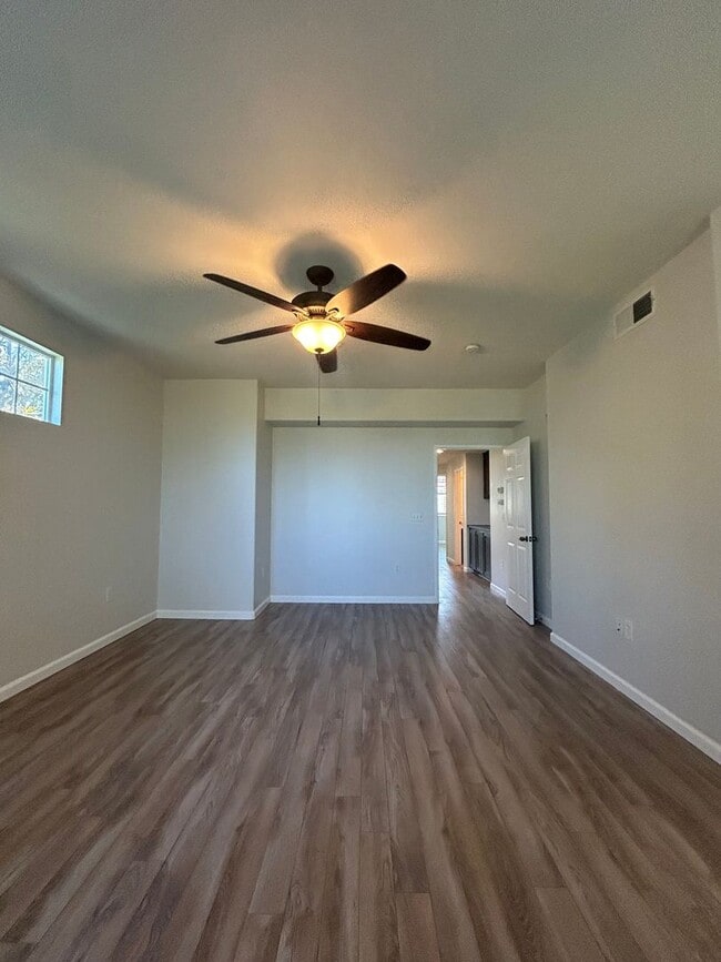 Building Photo - Move in special !!! $1000 off first month rent on approved credit with a 1 year lease.