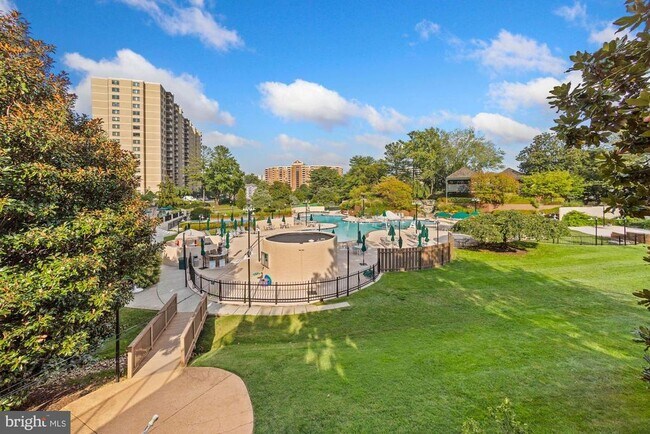 Building Photo - 307 Yoakum Pkwy