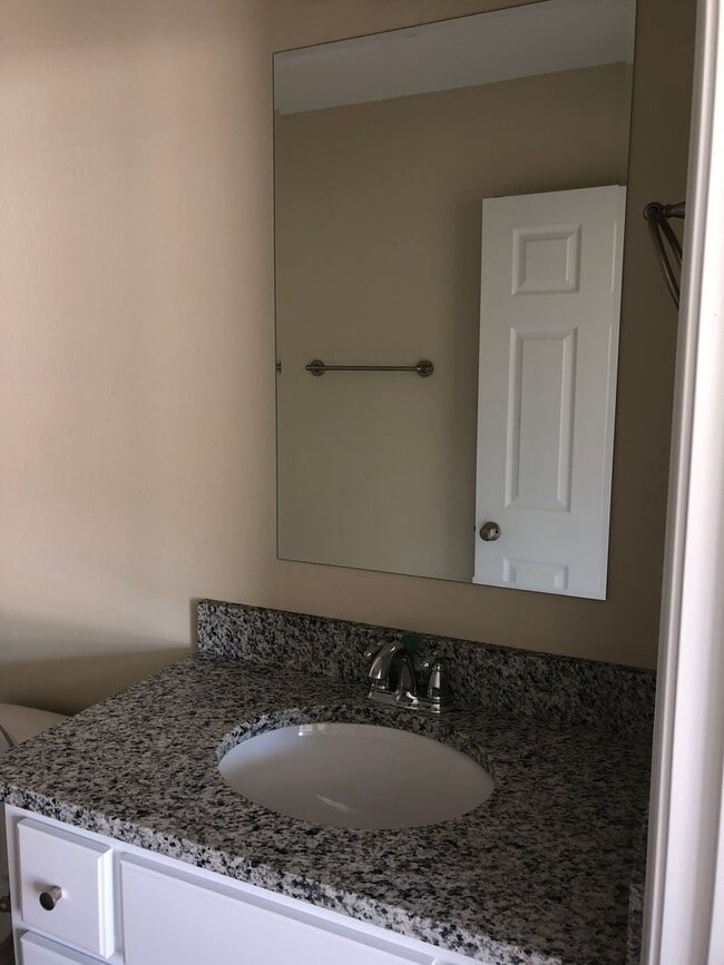 Building Photo - 3 bedroom, 2.5 bath town-home,near TAFB
