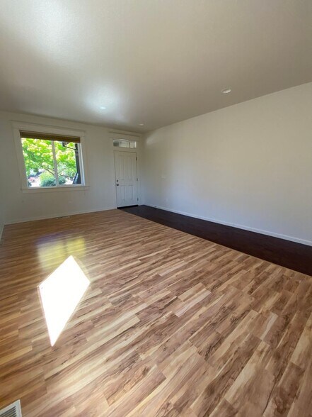 Building Photo - 3607 Hoodview Dr
